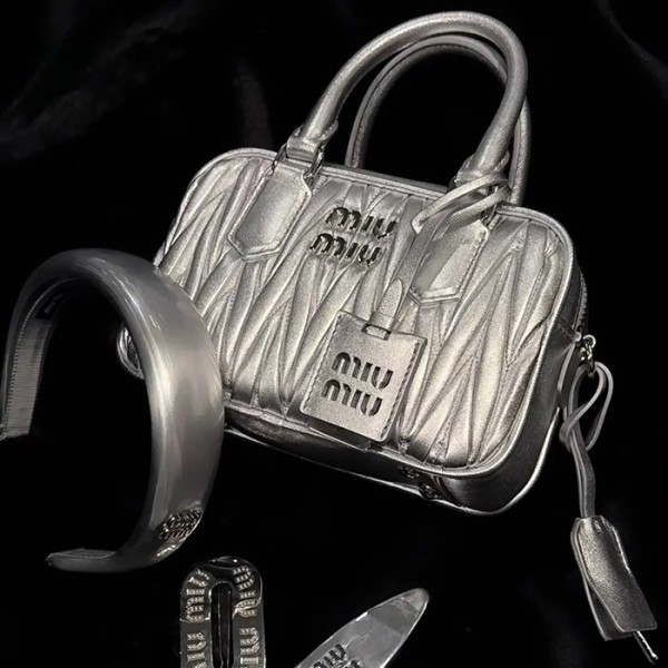 ✨미우미우 여성 실버 토트백 - Miumiu Womens Silver Tote Bag - miu279x
