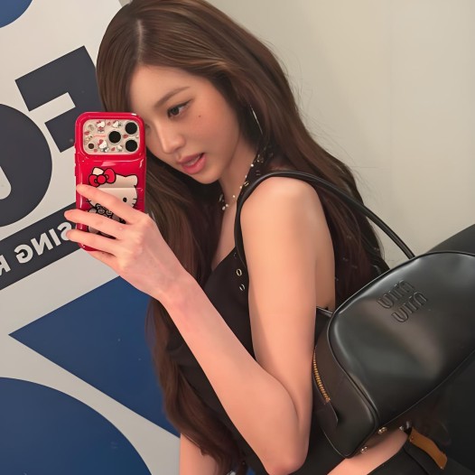 ❤미우미우 장원영 가죽 미듐 보 백