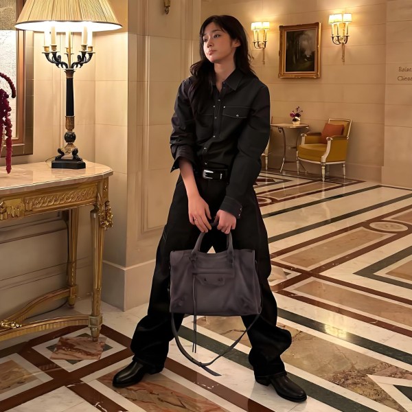 발렌시아가 노윤서 여성 르 시티 백 미디엄 스웨이드 스톰 그레이  Balenciaga Womens Le City Bag Medium