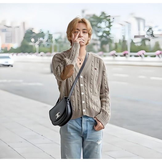 ★셀린느 BTS 뷔 남여 미디엄 트리옹프 베사체 서플 내추럴 카프스킨 Celine Man Black Cross Bag