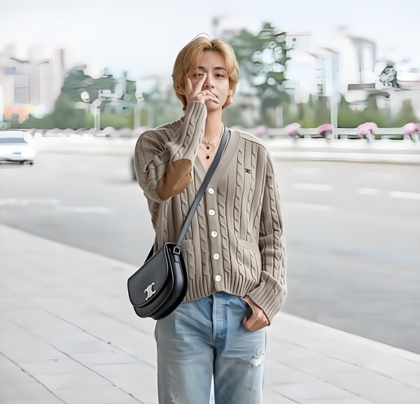★셀린느 BTS 뷔 남여 미디엄 트리옹프 베사체 서플 내추럴 카프스킨 Celine Man Black Cross Bag