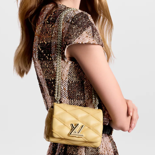 루이비통 르세라핌 카즈하 여성 하이엔드 피코 GO.14 미니 숄더백 M83693 바나나 Louis vuitton Womens Beige Shoulder Bag